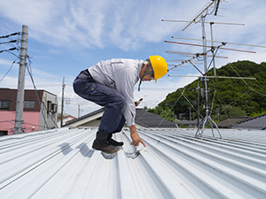 Metal roof installers